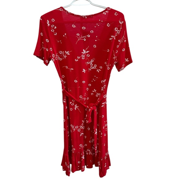 Boohoo Red Floral Wrap Dress with Ruffled Hem Size 8 - Picture 2 of 3